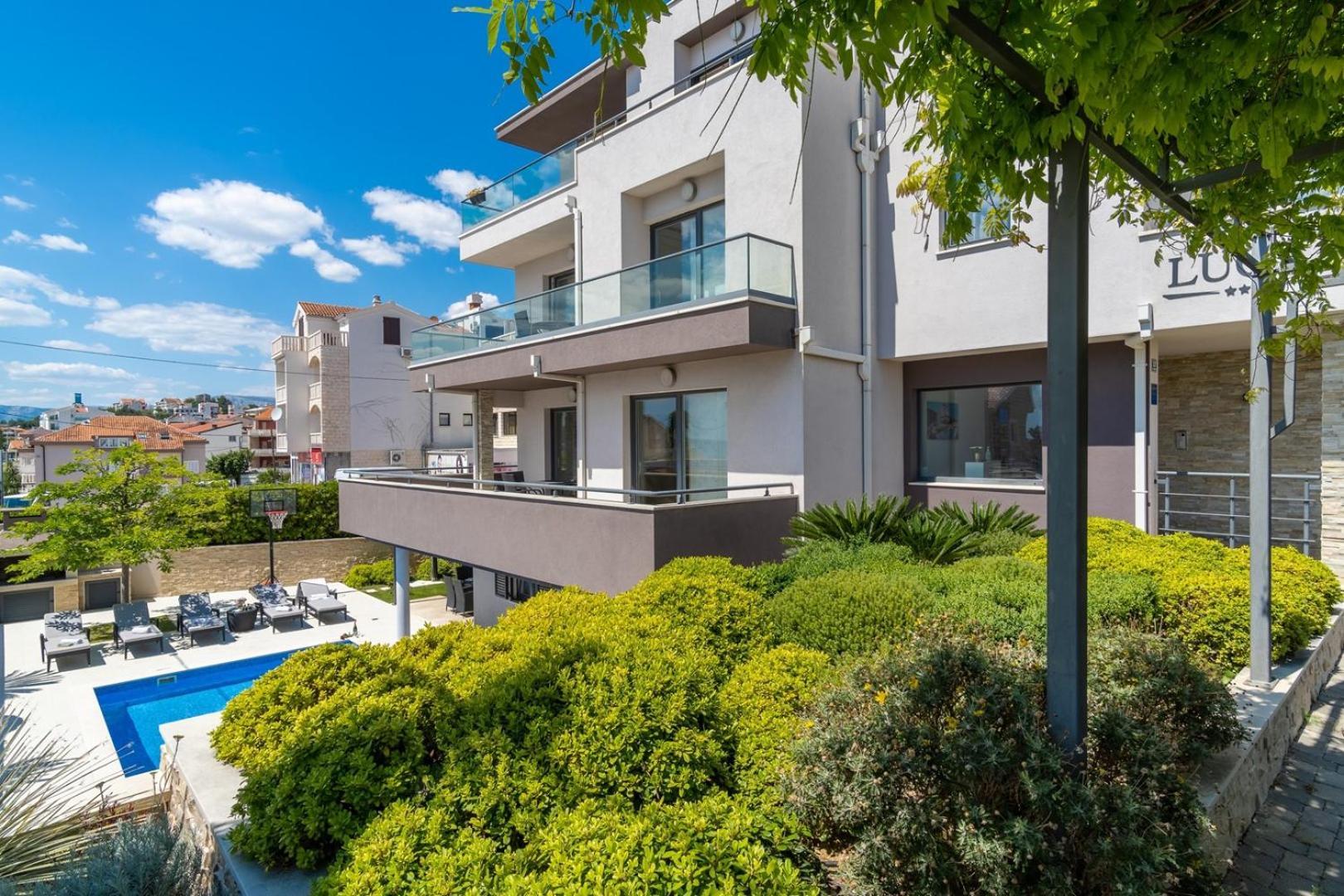 Luxury Villa Lucas With Heated Pool, Whirlpool, Sauna, 14 Pax Подстрана Экстерьер фото